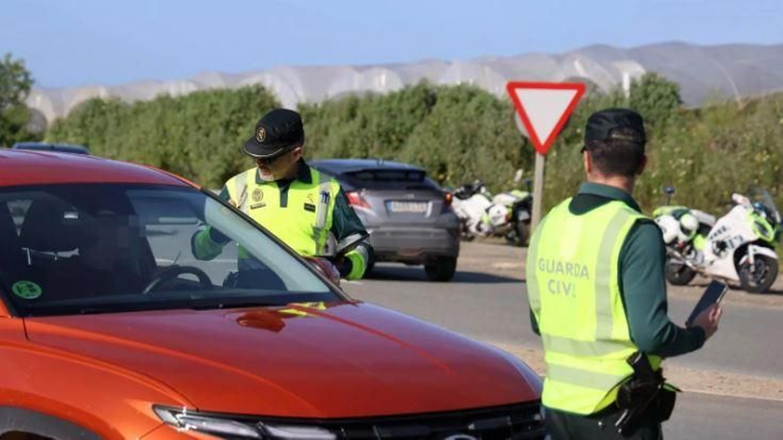 Agentes de la Guardia Civil en un control de velocidad, en una imagen de archivo.
