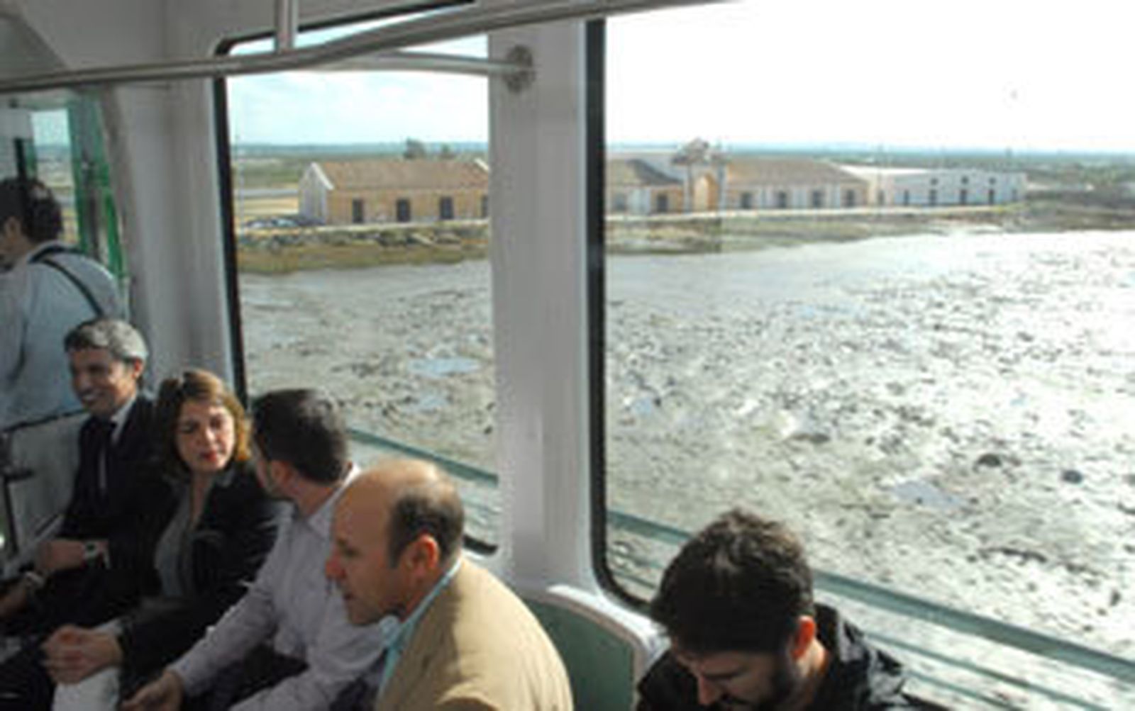 El tranvía, con la consejera de Fomento y otras autoridades a bordo, cruza el puente Zuazo en dirección a Chiclana./Rioja