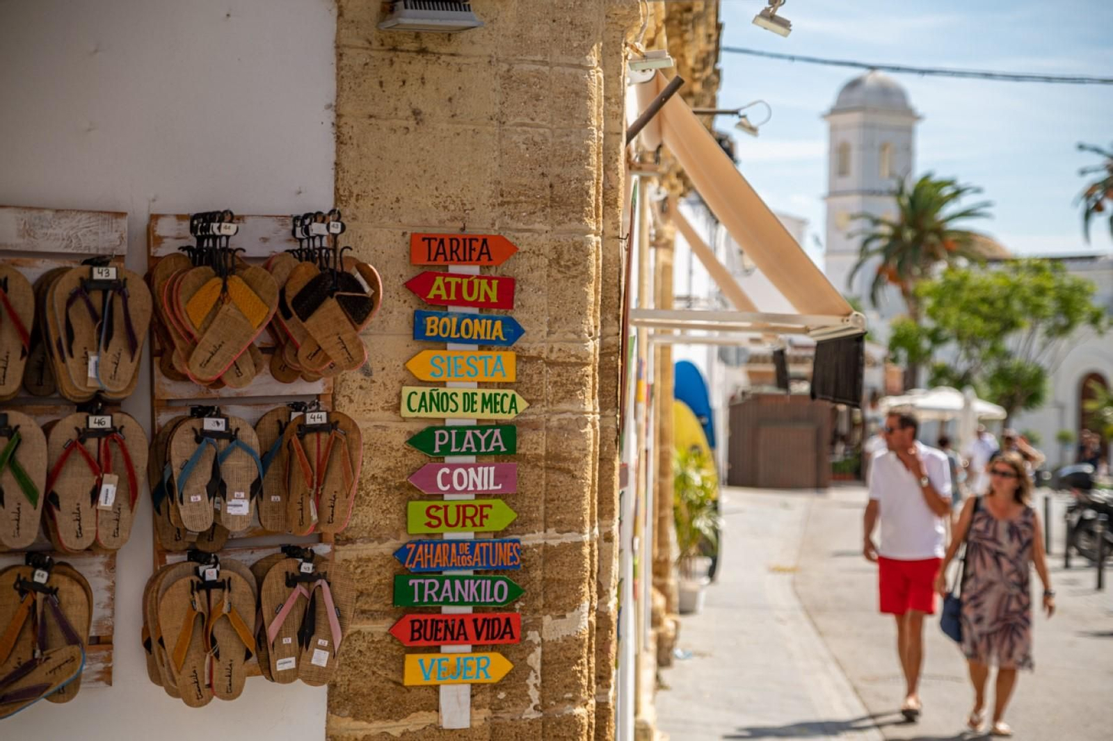 Turistas pasean por un pueblo de Cádiz