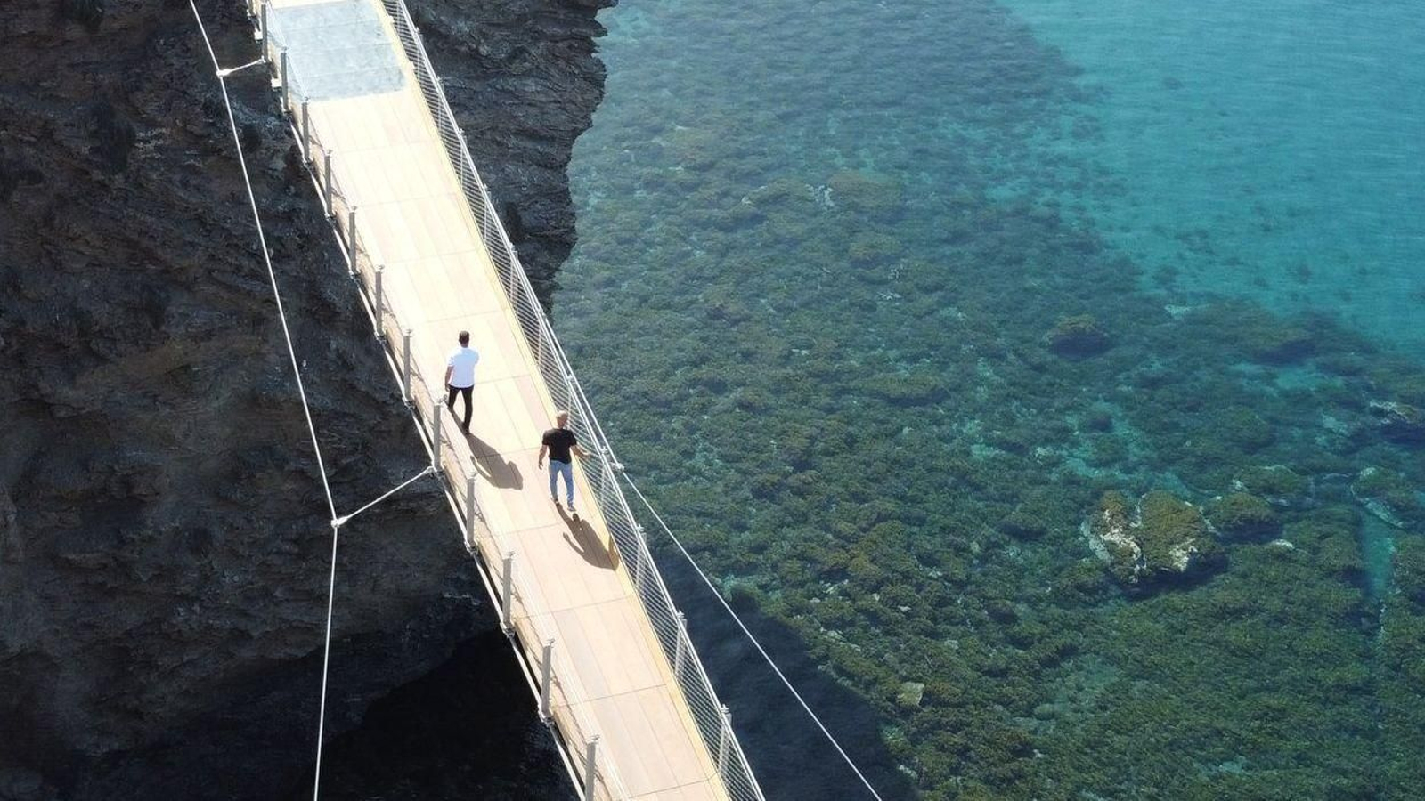 Vista del imponente puente de Jolúcar, en la Costa Tropical.