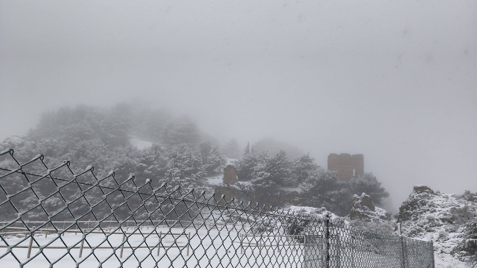 Postales de invierno: la nieve cubre Segura de la Sierra, el pueblo con el castillo más alto de Jaén, en imágenes