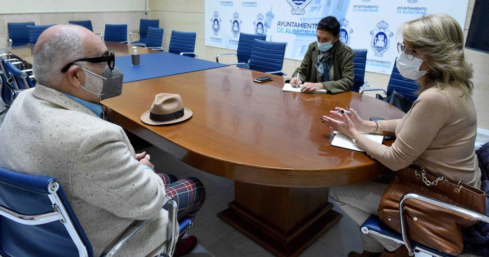 José Antonio Pérez de Vargas, Rosabel O'Neill y Pilar Pintor, durante la reunión.