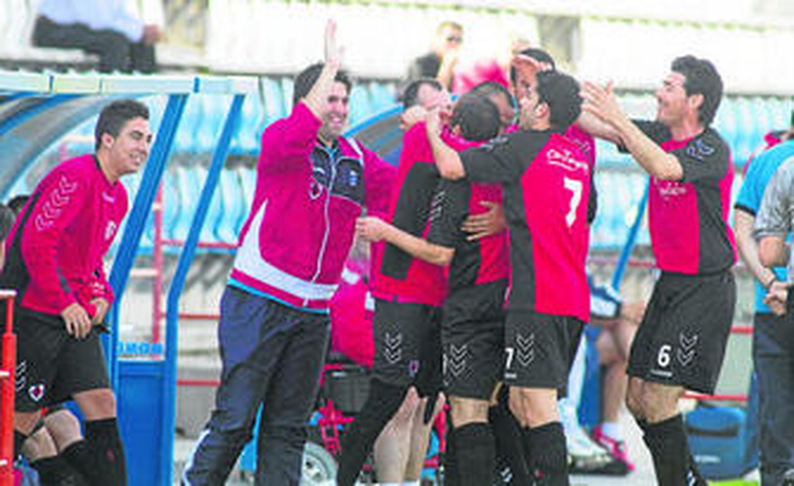 Avelino (izq.), pese a empezar en el banquillo del Cartaya, vio una amarilla que le acarrea suspensión.