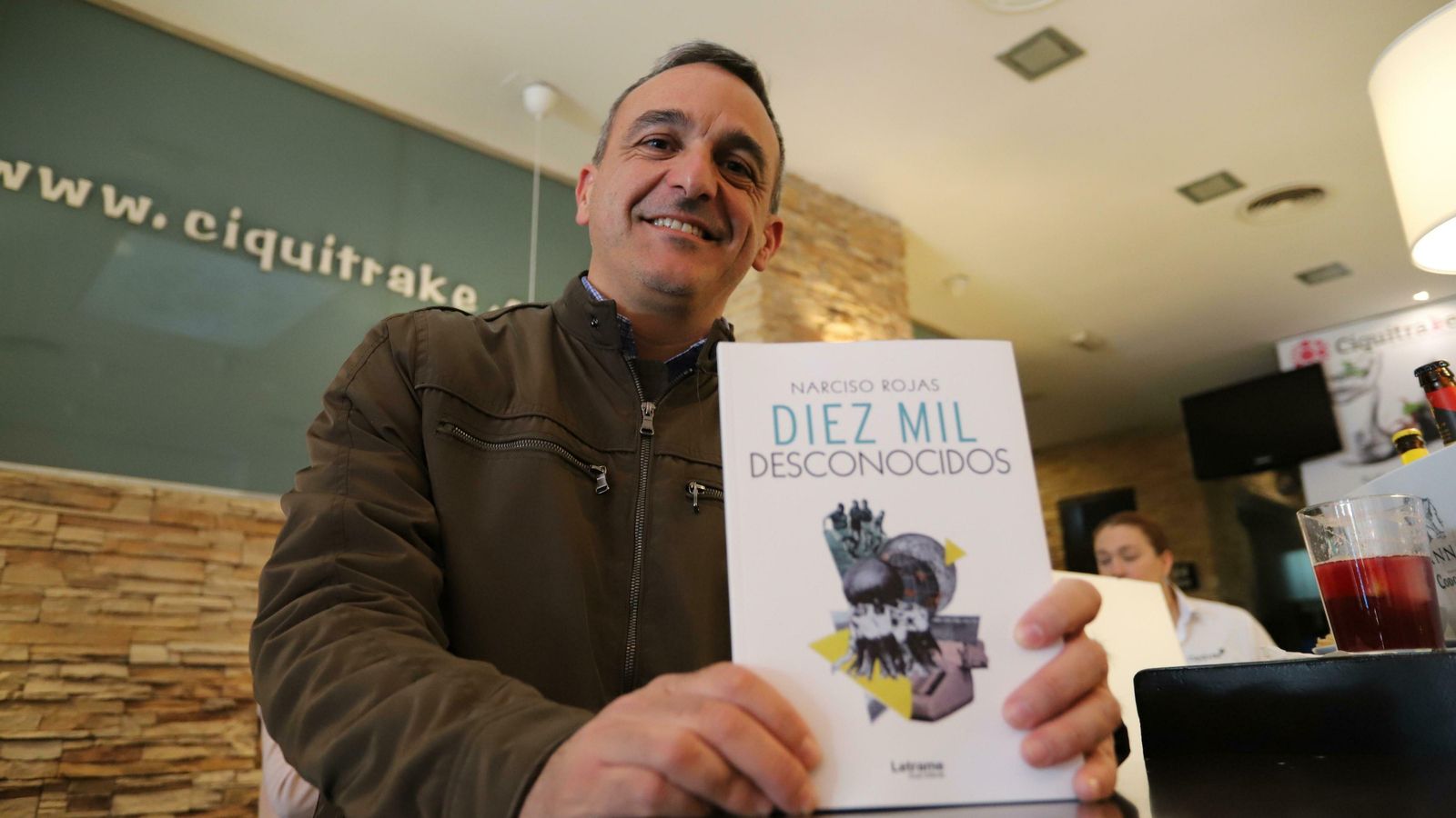 Narciso Rojas, con un ejemplar de Diez mil desconocidos.