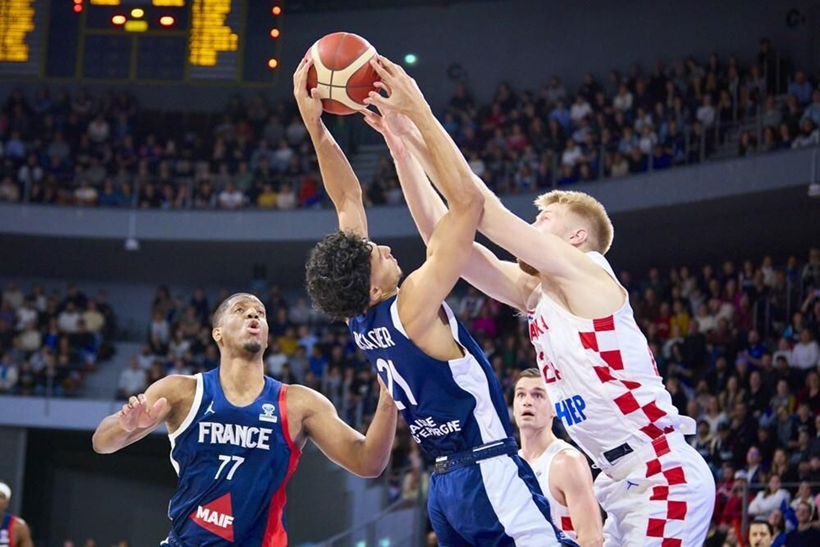 Zaccharie Risacher, debut con 18 años con Francia