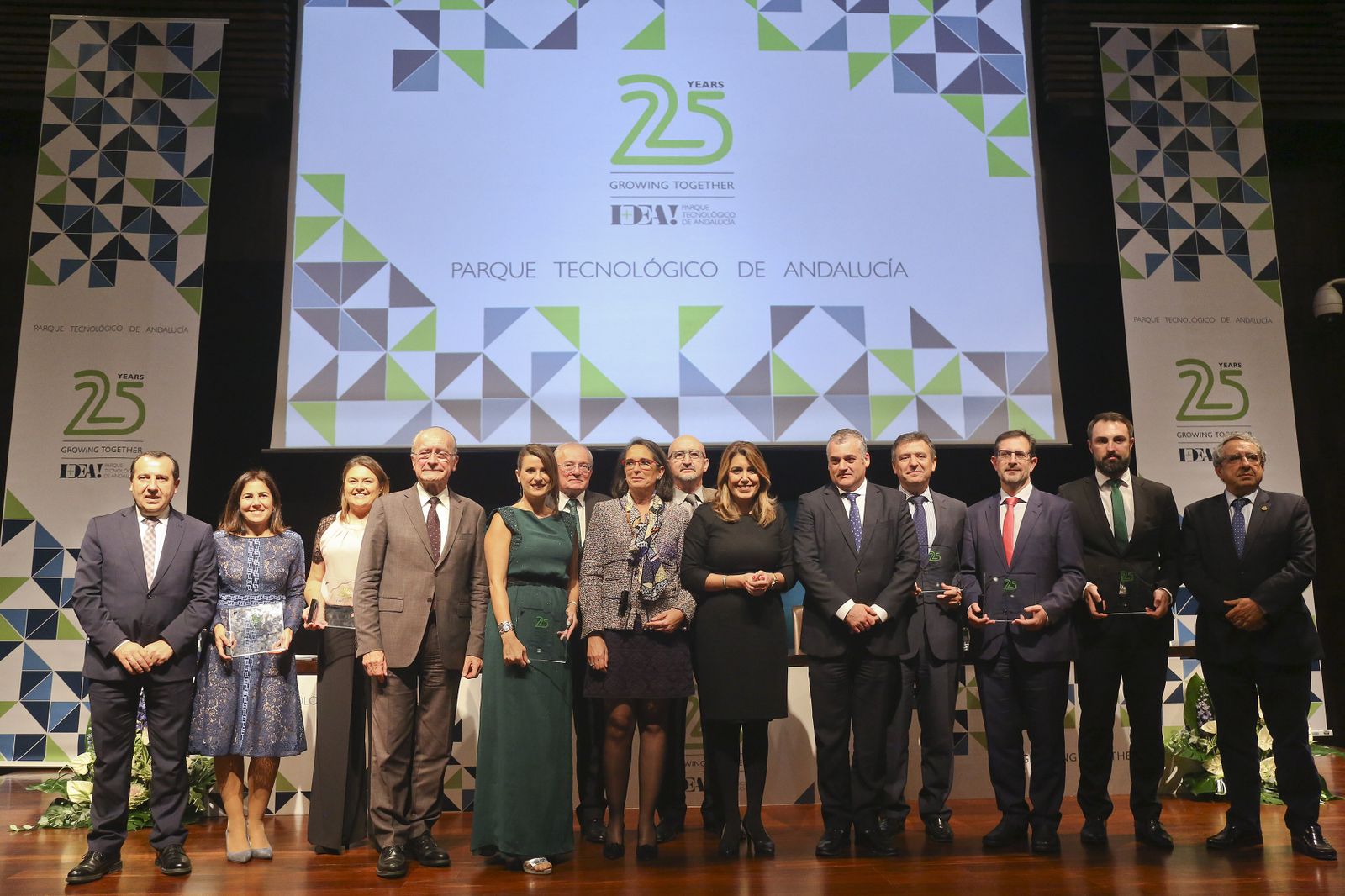 Fotografía de familia de los representantes institucionales y de las empresas y entidades premiadas, ayer.