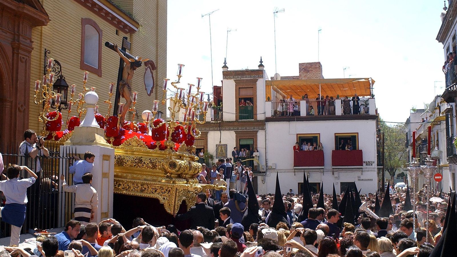 El Cristo de la Salud saliendo de la Iglesia de San Bernardo.