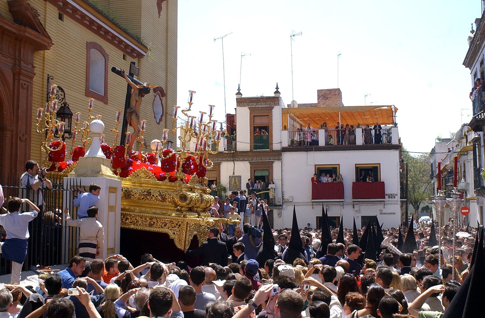 El Cristo de la Salud saliendo de la Iglesia de San Bernardo.