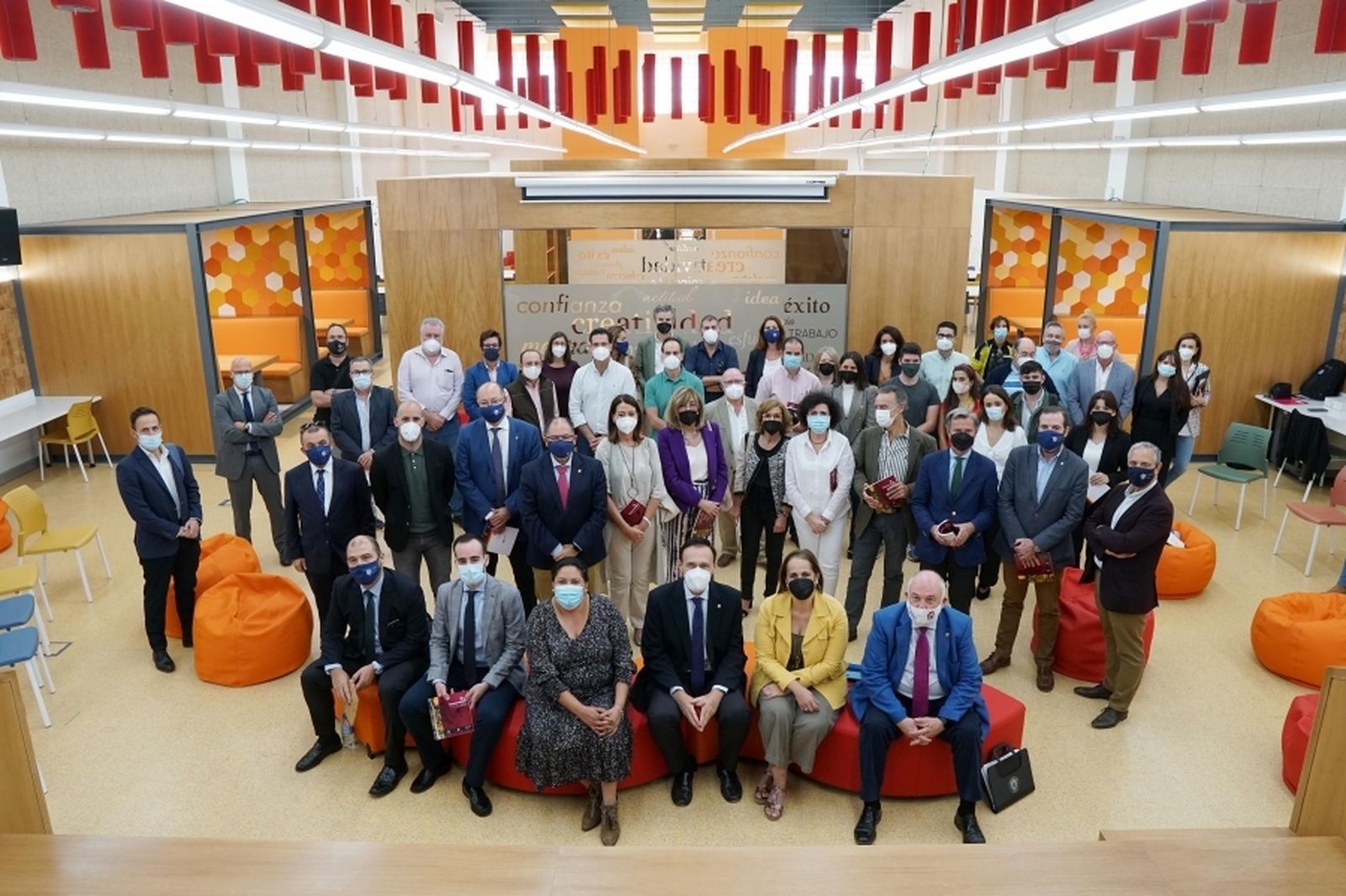 Dirigentes institucionales en la inauguración del espacio de 'coworking'.