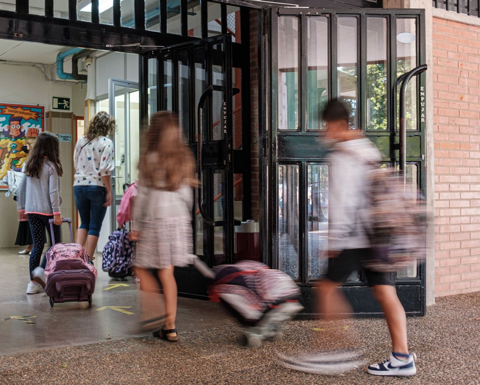 Varios alumnos acceden a un colegio.