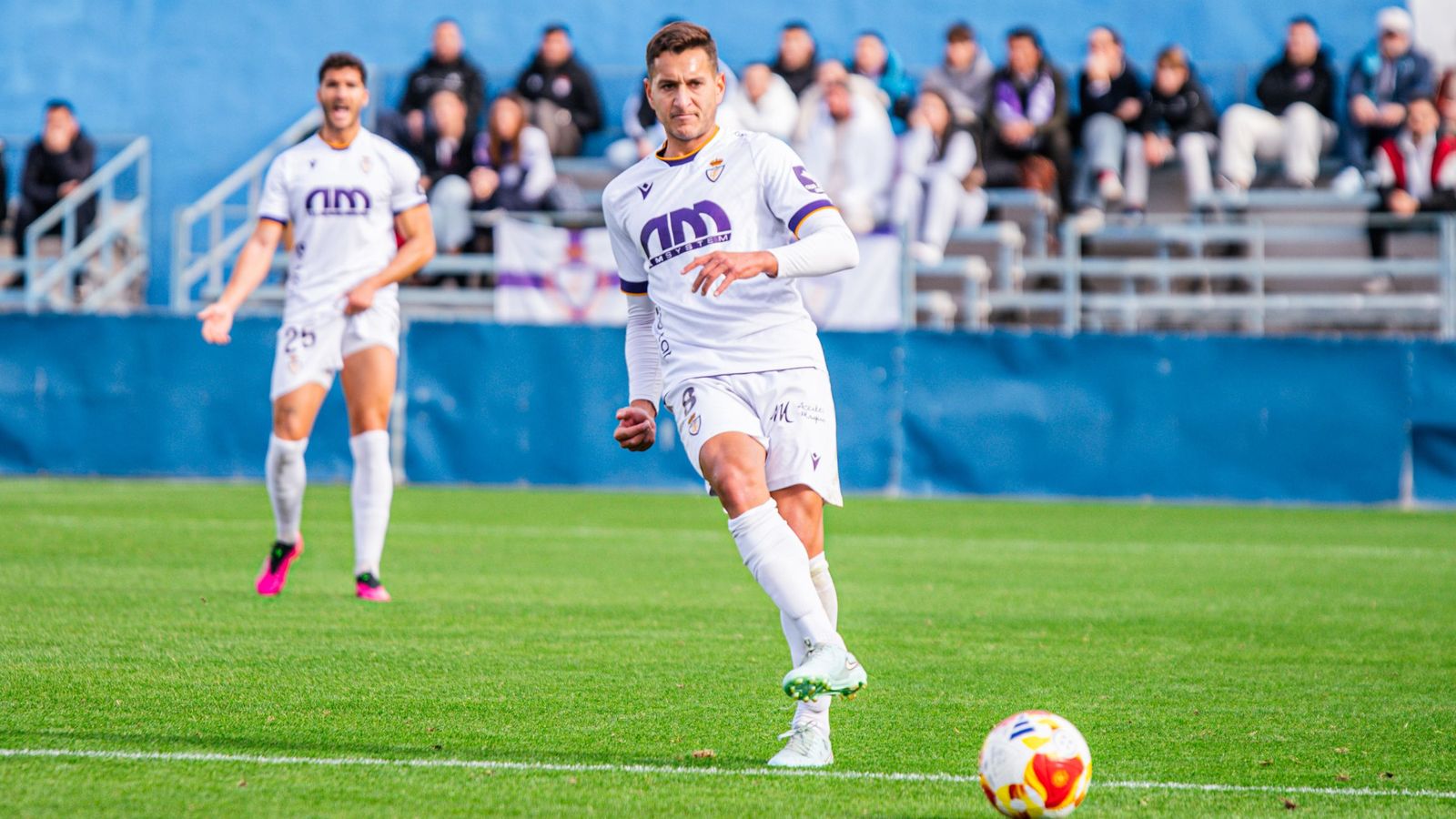 Antonio Caballero da un pase en el choque ante el Águilas FC.