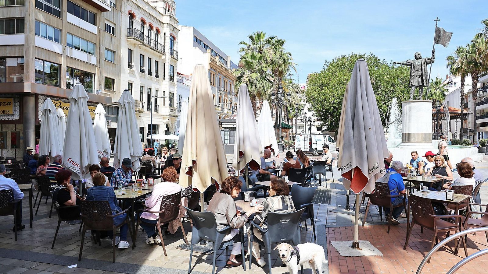 Una terraza del centro de Huelva llena de gente.