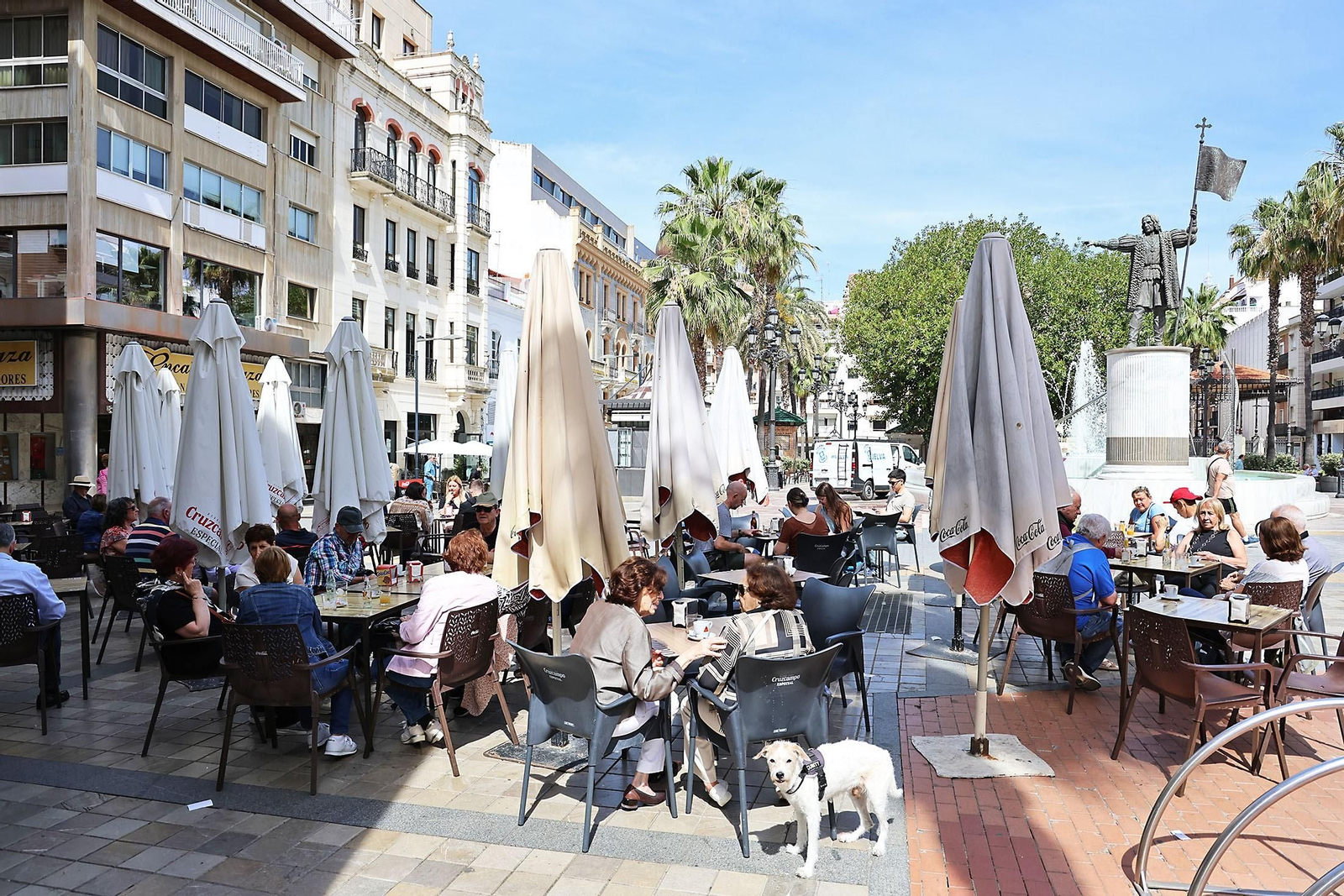 Una terraza del centro de Huelva llena de gente.