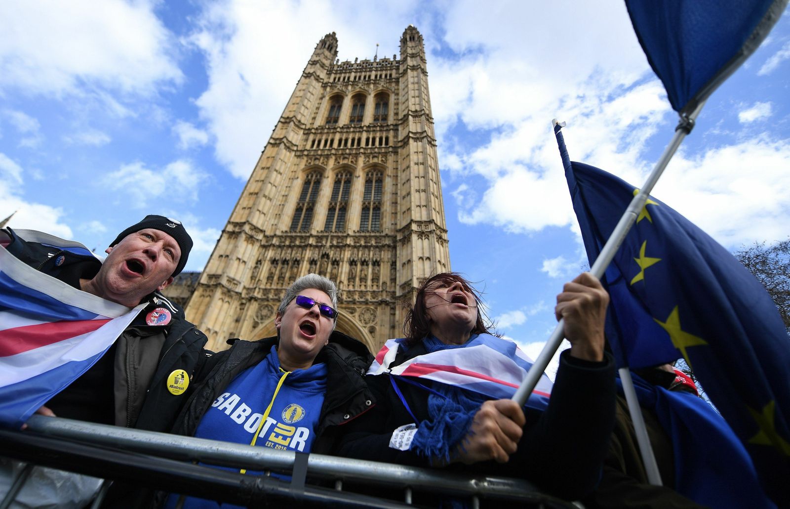 Manifestantes en contra del Brexit a las puertas del Parlamento británico.