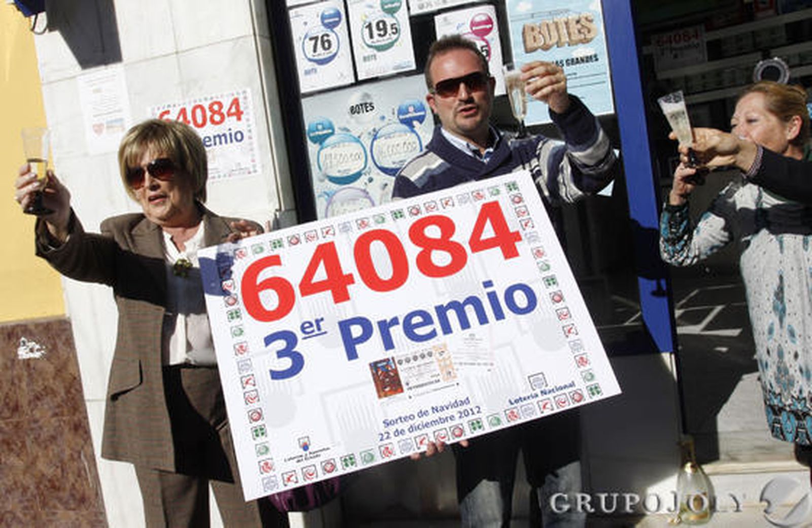 Celebración en la administración de loterías de Plaza Olletas, donde se ha vendido el 64.084, que ha repartido en Málaga 25 millones en el sorteo de Navidad.  Foto: Javier Albiñana