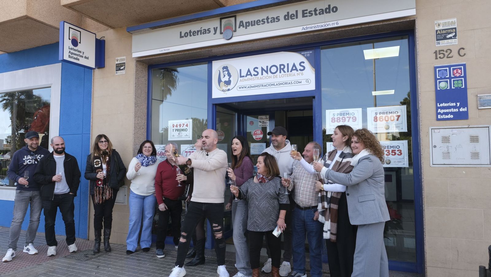 La lluvia de millones de la Lotería de Navidad llega a Roquetas, Las Norias, Las Cabañuelas y a Almería, en fotos
