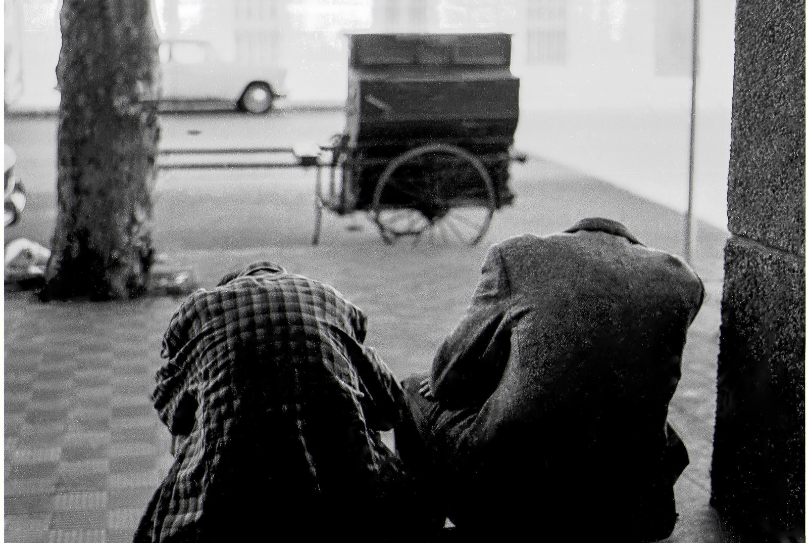 El realismo social magistralmente retratado en una imagen titulada Los desheredados  (c. 1974).