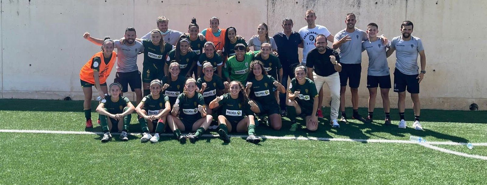 Las jugadoras y cuerpo técnico del Córdoba Femenino celebran el triunfo en Albacete.