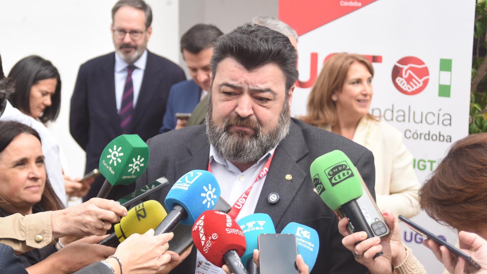 Vicente Palomares atiende a los medios