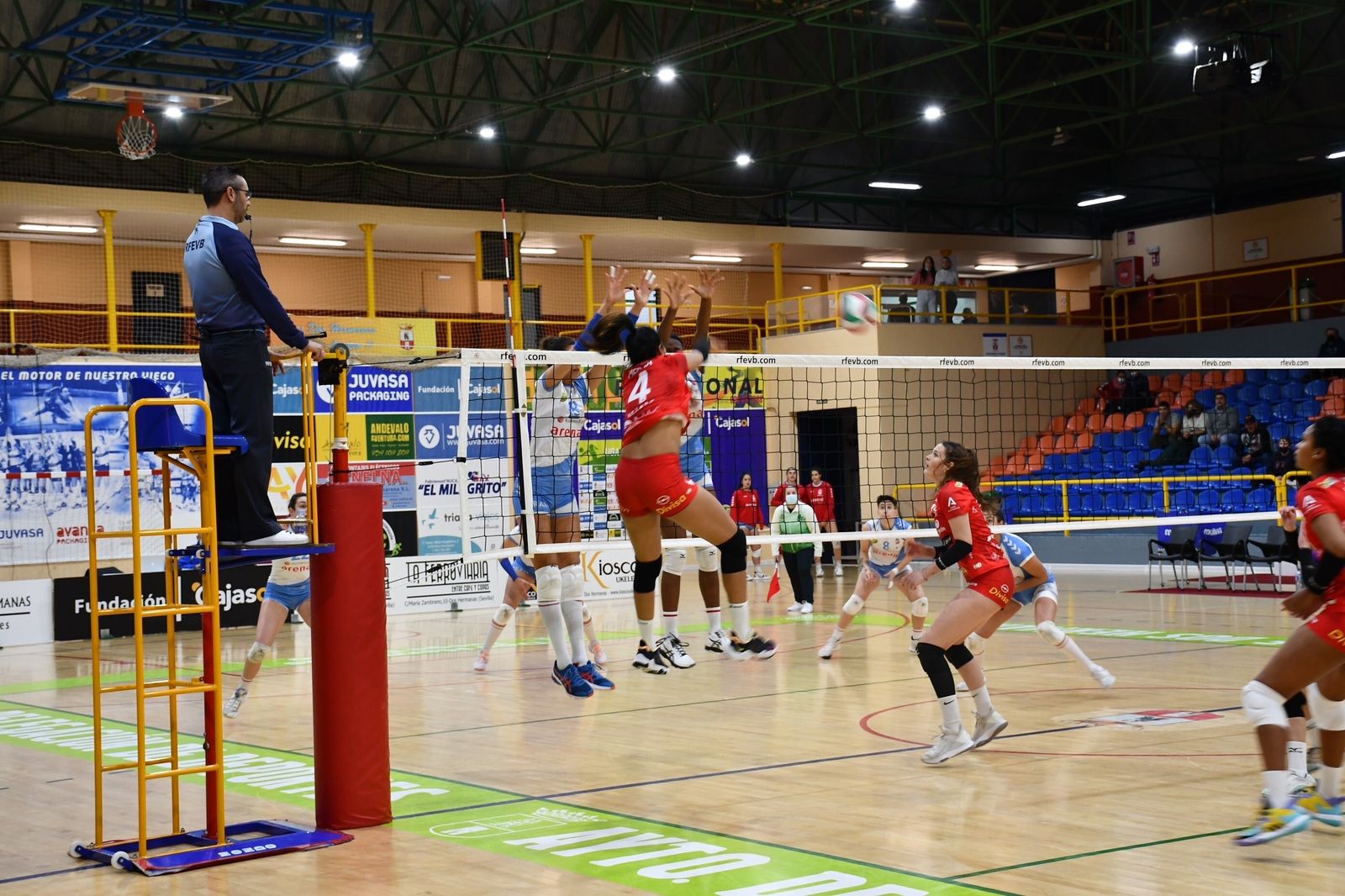 Winderlys Medina remata con fuerza desde la esquina frente al Emevé.