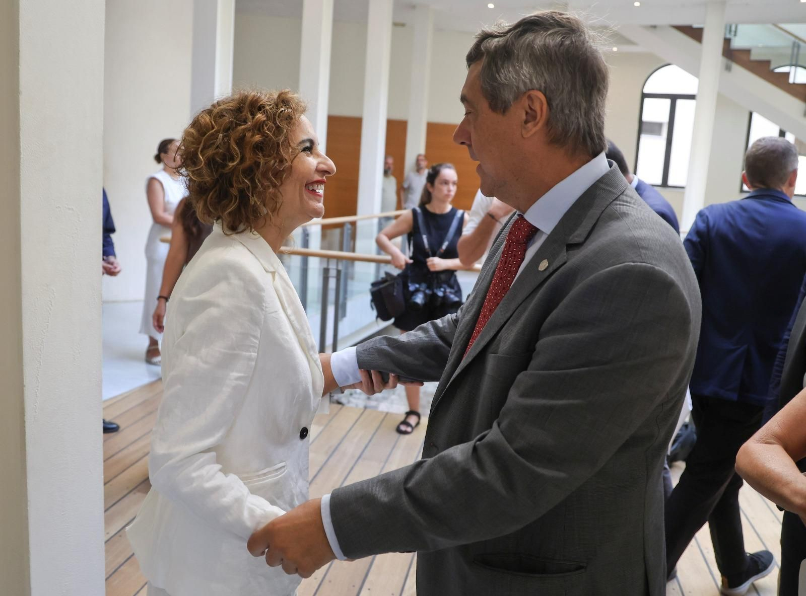 Teodomiro López, rector de la universidad, este jueves junto a la vicepresienta del Gobierno, María Jesús Montero, en los cursos de la UMA.
