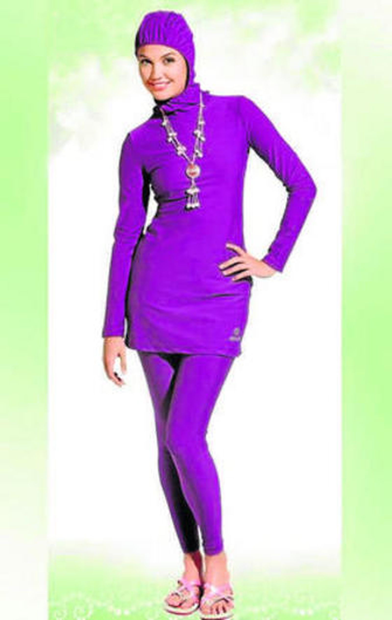 Una mujer luciendo un 'burkini' morado.