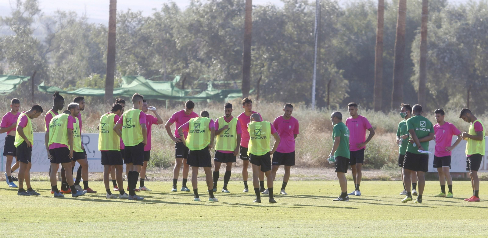 Juan Sabas se dirige a sus jugadores en el último entrenamiento antes de viajar a Torrox.