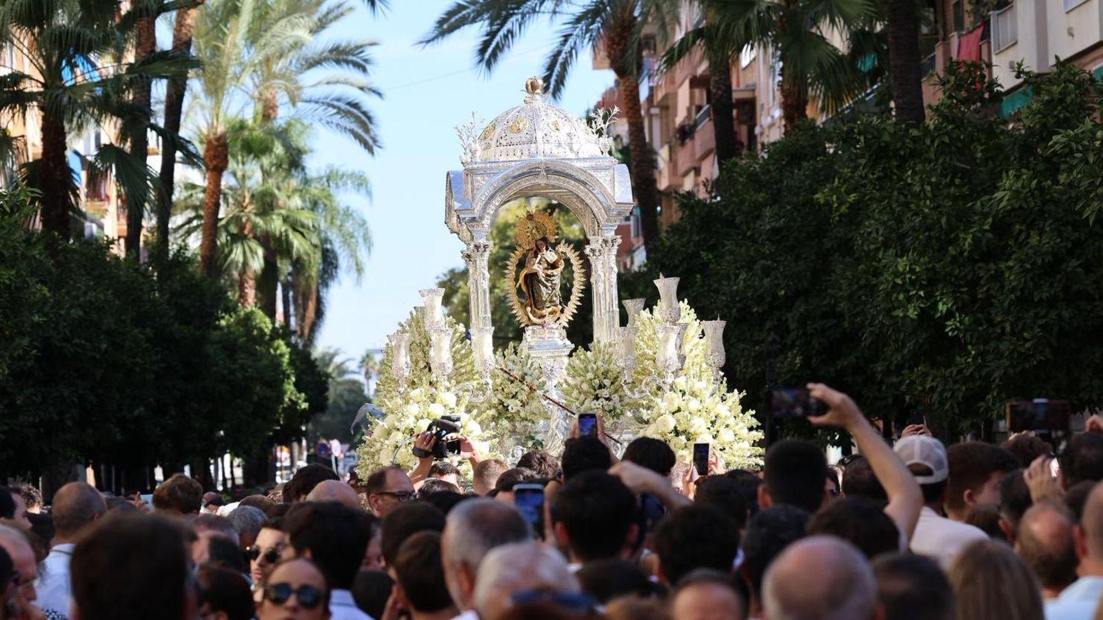 Avanza la Virgen de la Cinta junto a todos sus devotos