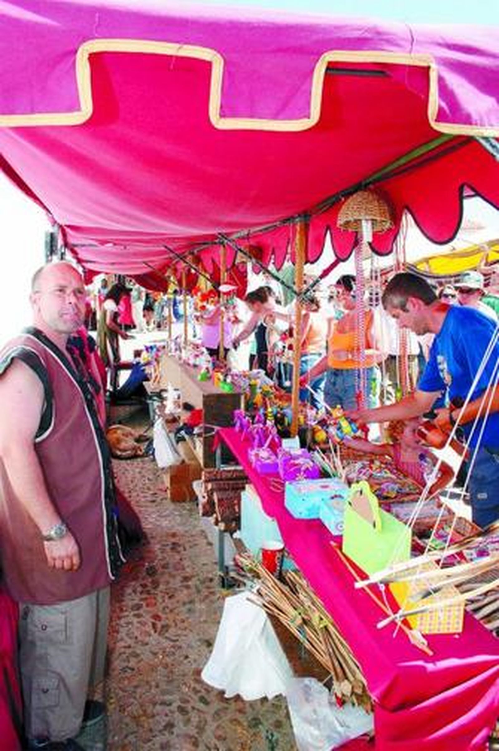 Vuelta al pasado. La localidad de Cortegana cambia completamente su fisonomía durante cuatro días para albergar varios mercados, un torneo a caballo, conciertos de música medieval, danzas, exposiciones sobre artesanía popular, juglares e incluso una batalla de arqueros.