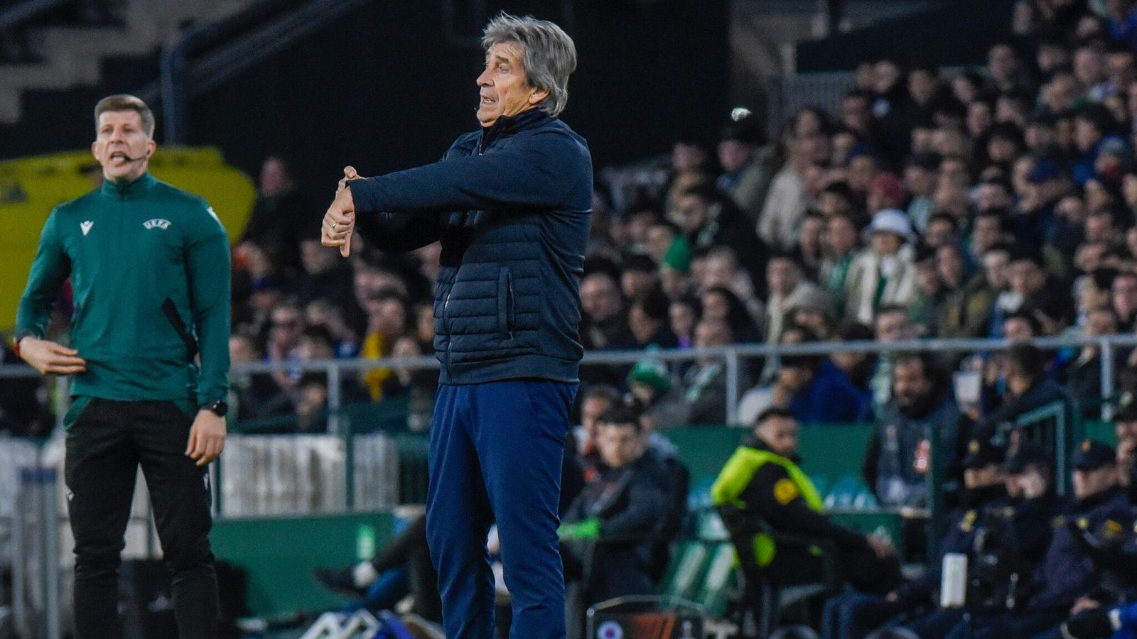 Pellegrini le reclama que pare el crono al árbitro Jovanovic.