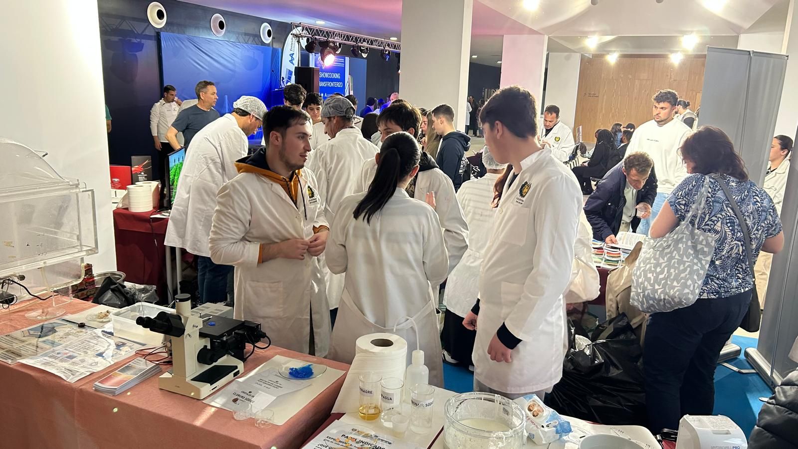 Un grupo de jóvenes conversa en la Feria Transfronteriza de la Oferta Formativa y las Prácticas Laborales, en Ayamonte.
