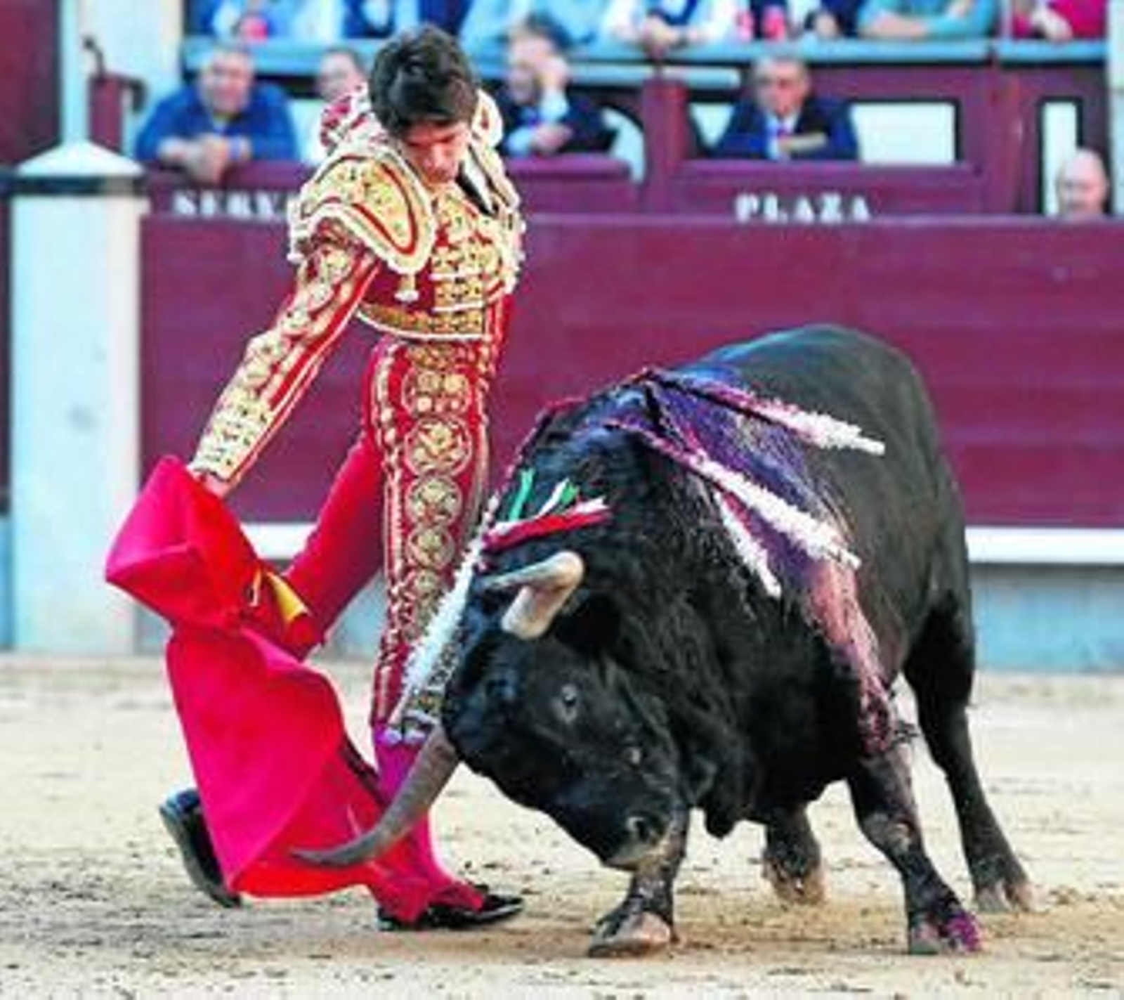 El diestro francés Sebastián Castella, en un derechazo a su primer toro, el garbanzo negro de su lote.