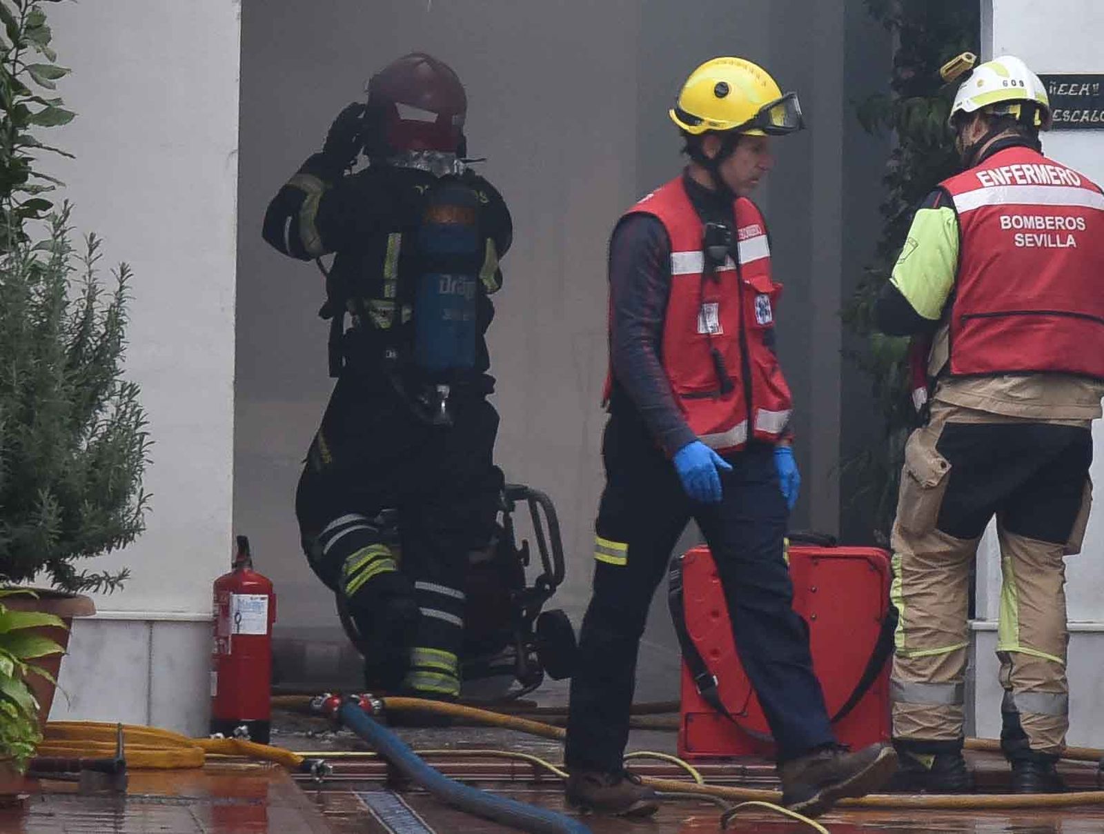 Un herido muy grave y varios desalojados en un incendio en Triana