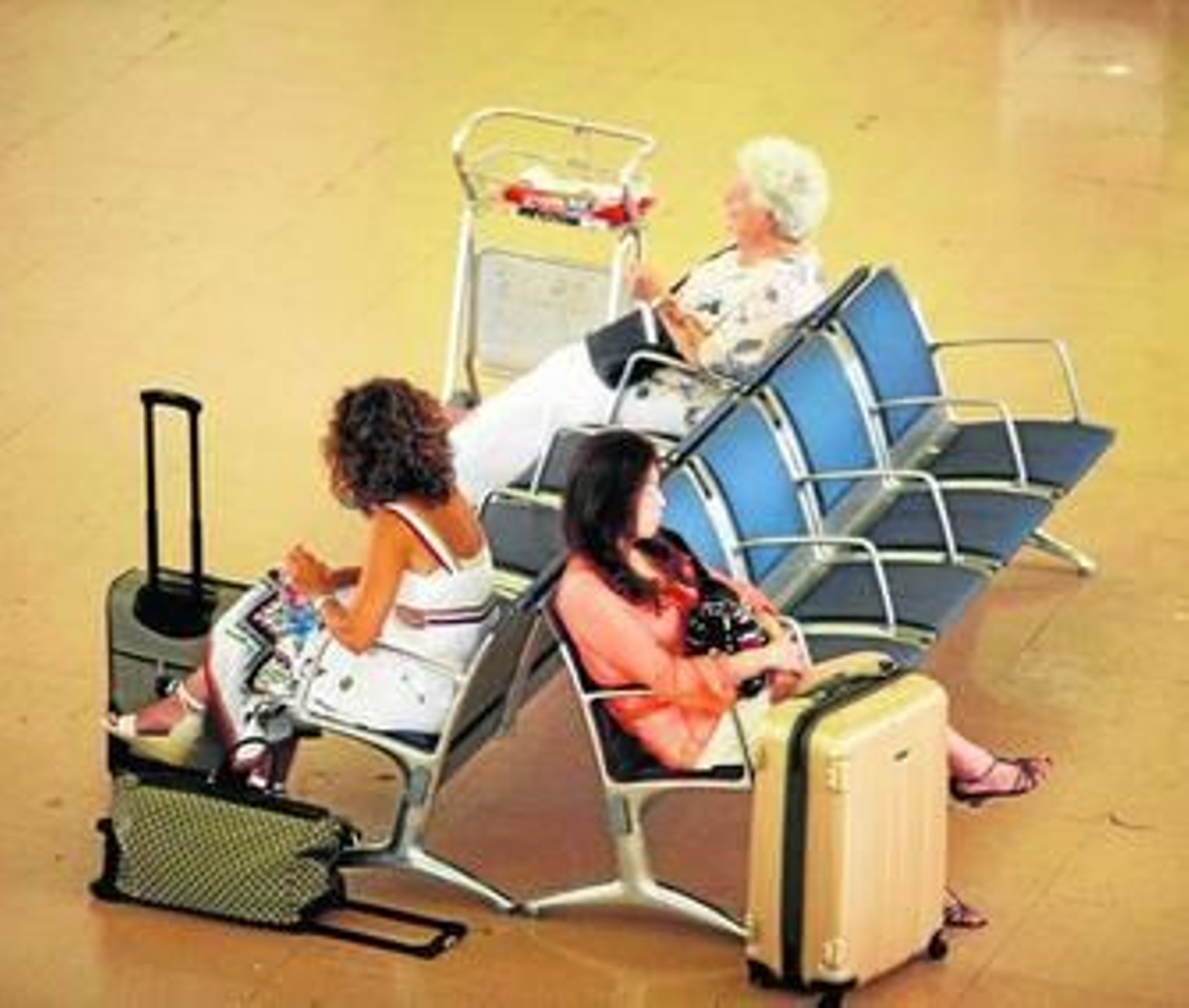 En la imagen, un grupo de personas en el aeropuerto de Málaga finalizan su periodo vacacional.