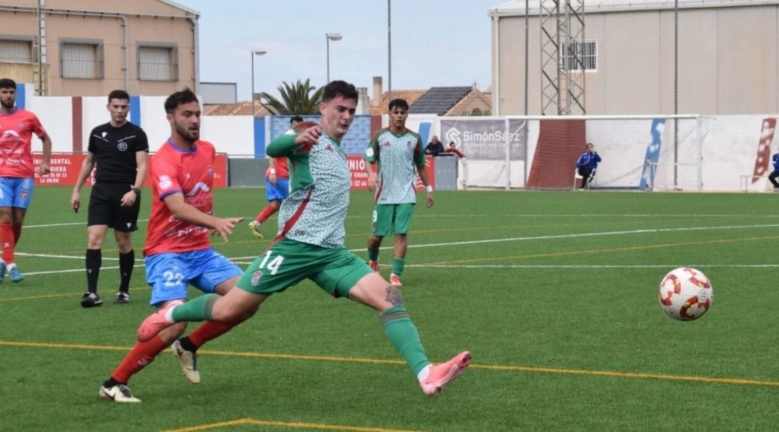 Iker Burgos intenta llegar al balón durante el partido