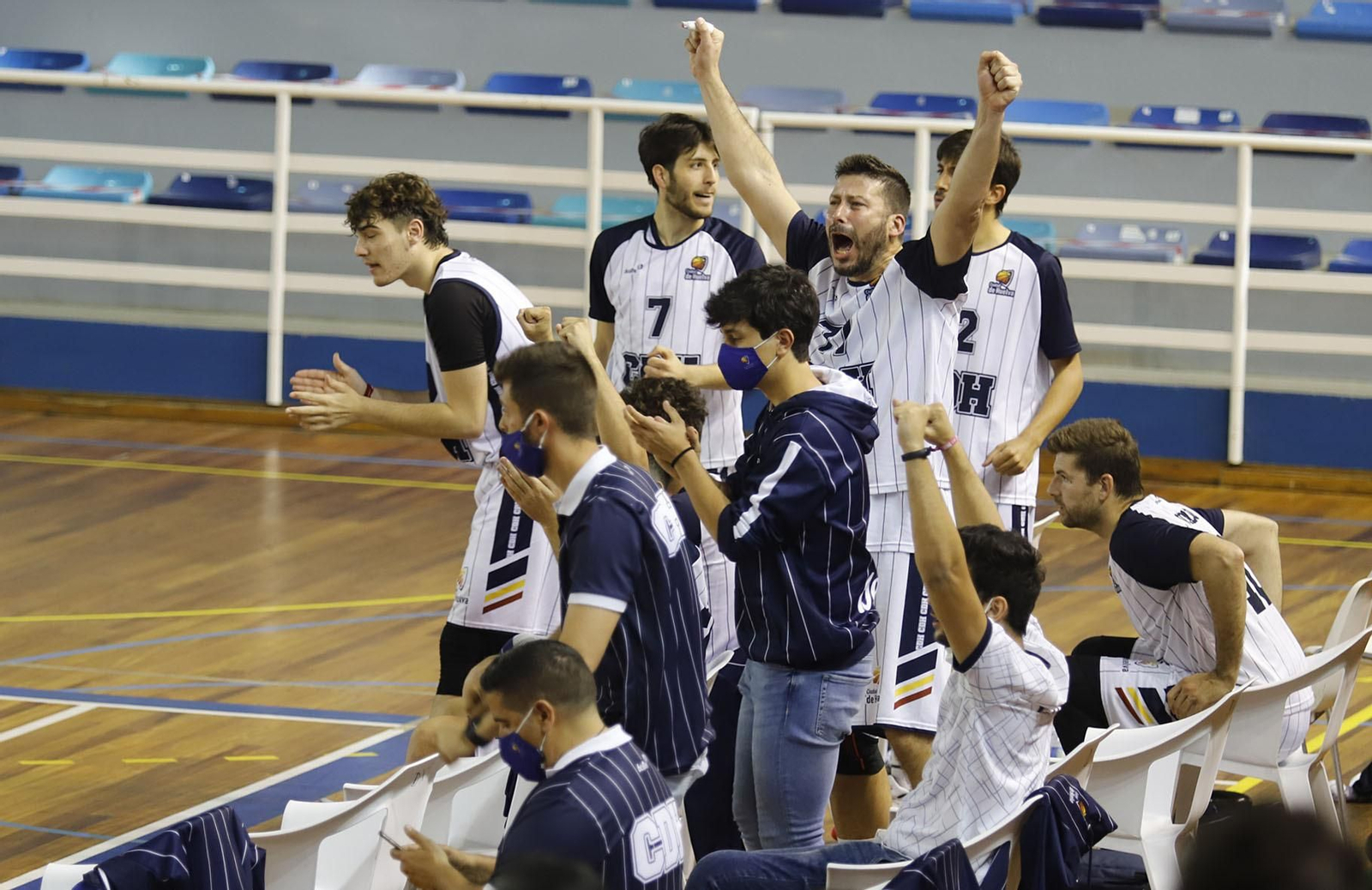 Los jugadores del Ciudad de Huelva celebran una canasta.