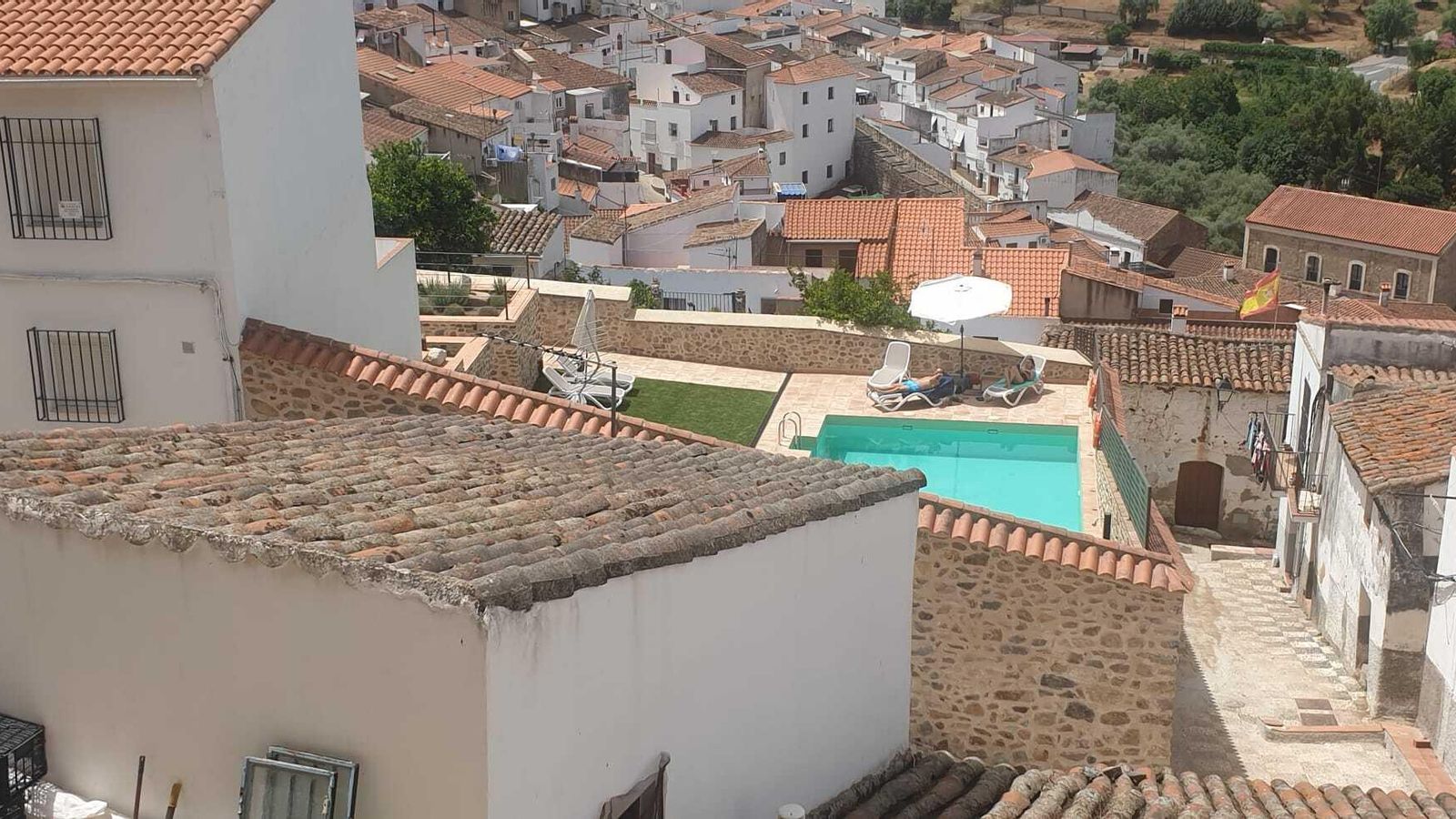 Vistas de la piscina del hotel desde el castillo
