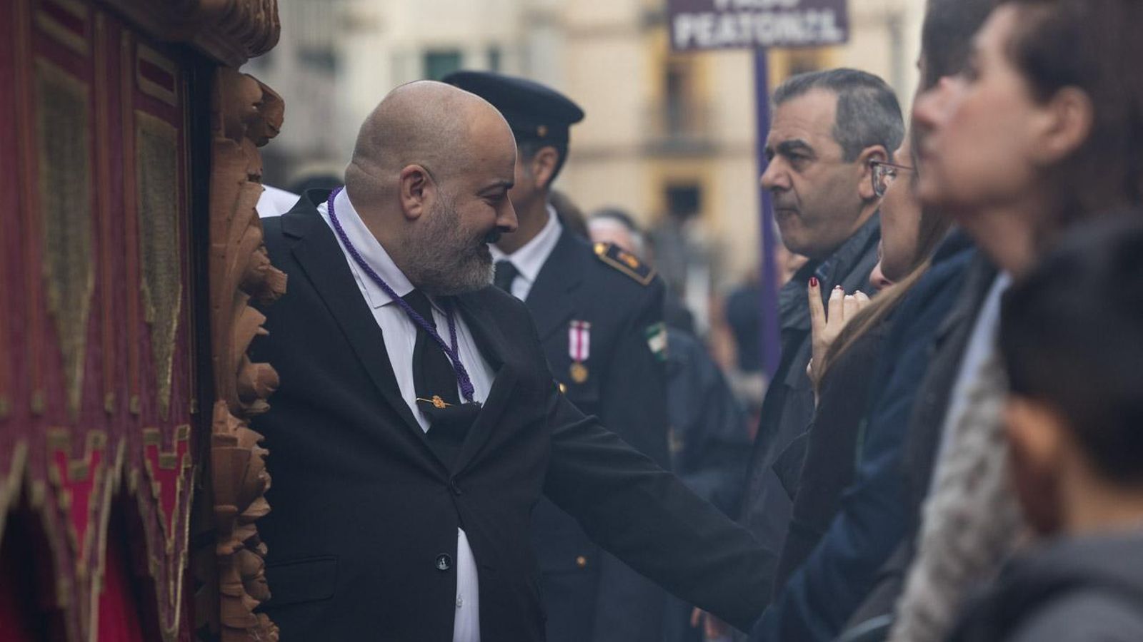 Los cofrades se rinden ante los grandes pasos de misterio del Lunes Santo