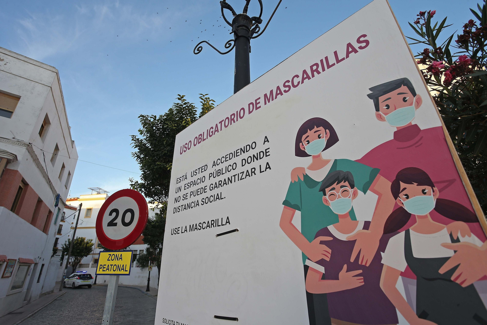 Un cartel en Tarifa recuerda el uso obligatorio de mascarillas.