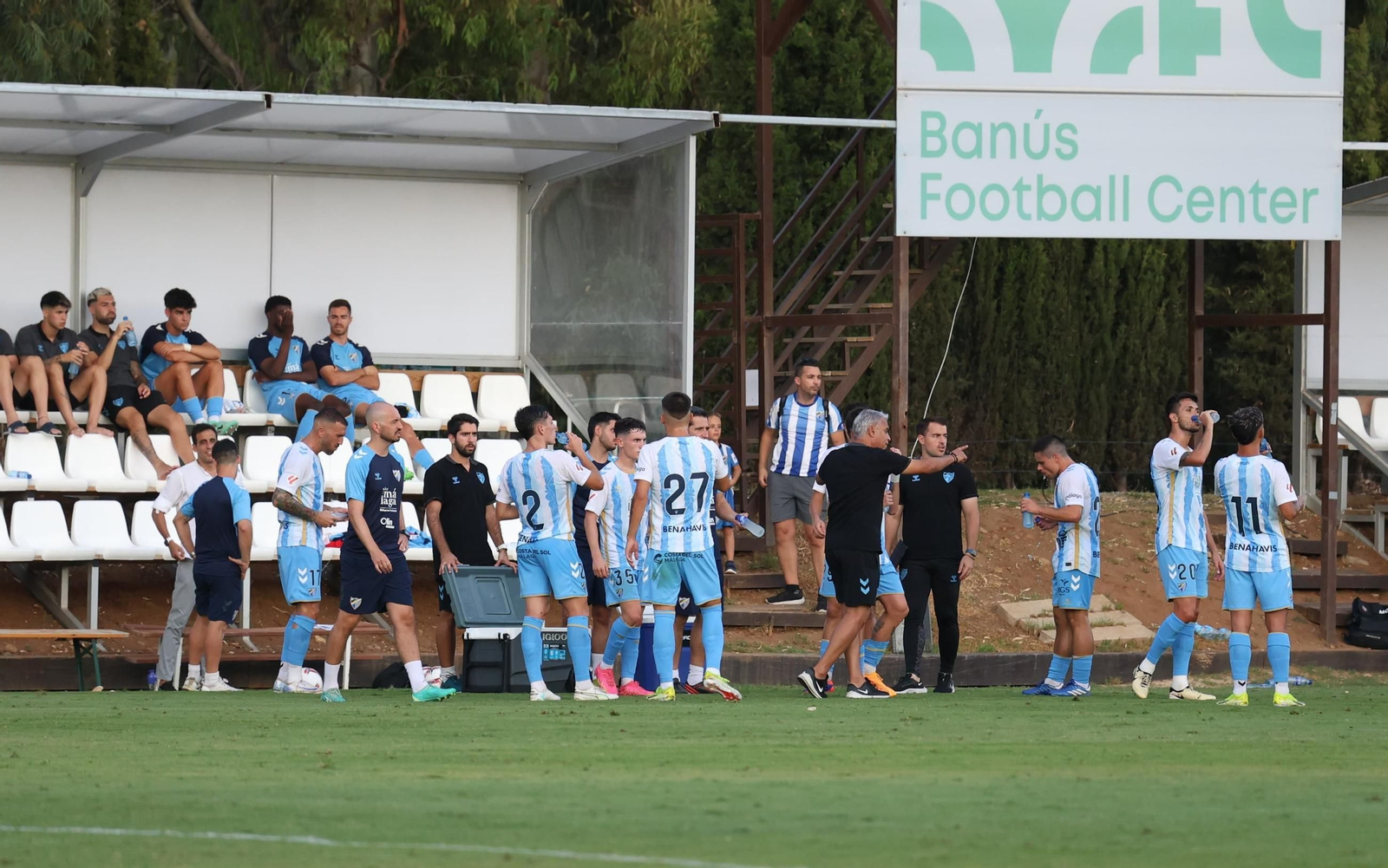 La plantilla del Málaga CF durante una pausa de hidratación. La plantilla del Málaga CF durante una pausa de hidratación.