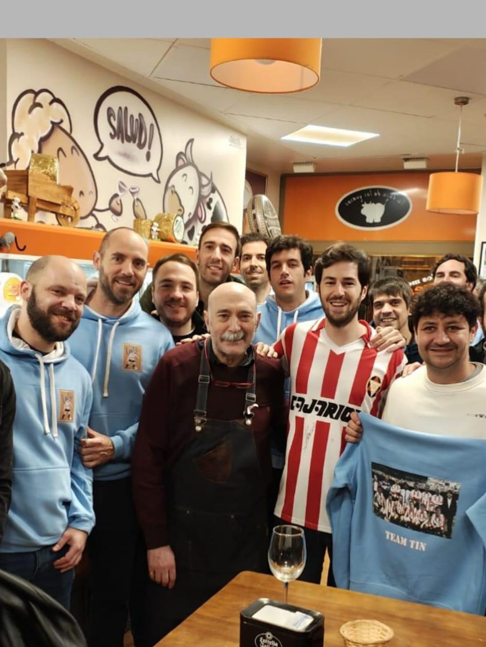 Tato Abadía entre jóvenes aficionados que acudieron al local que regenta en Logroño