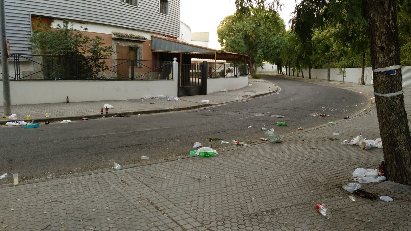 Restos de 'botellona' en Viapol y Parque de los Príncipes