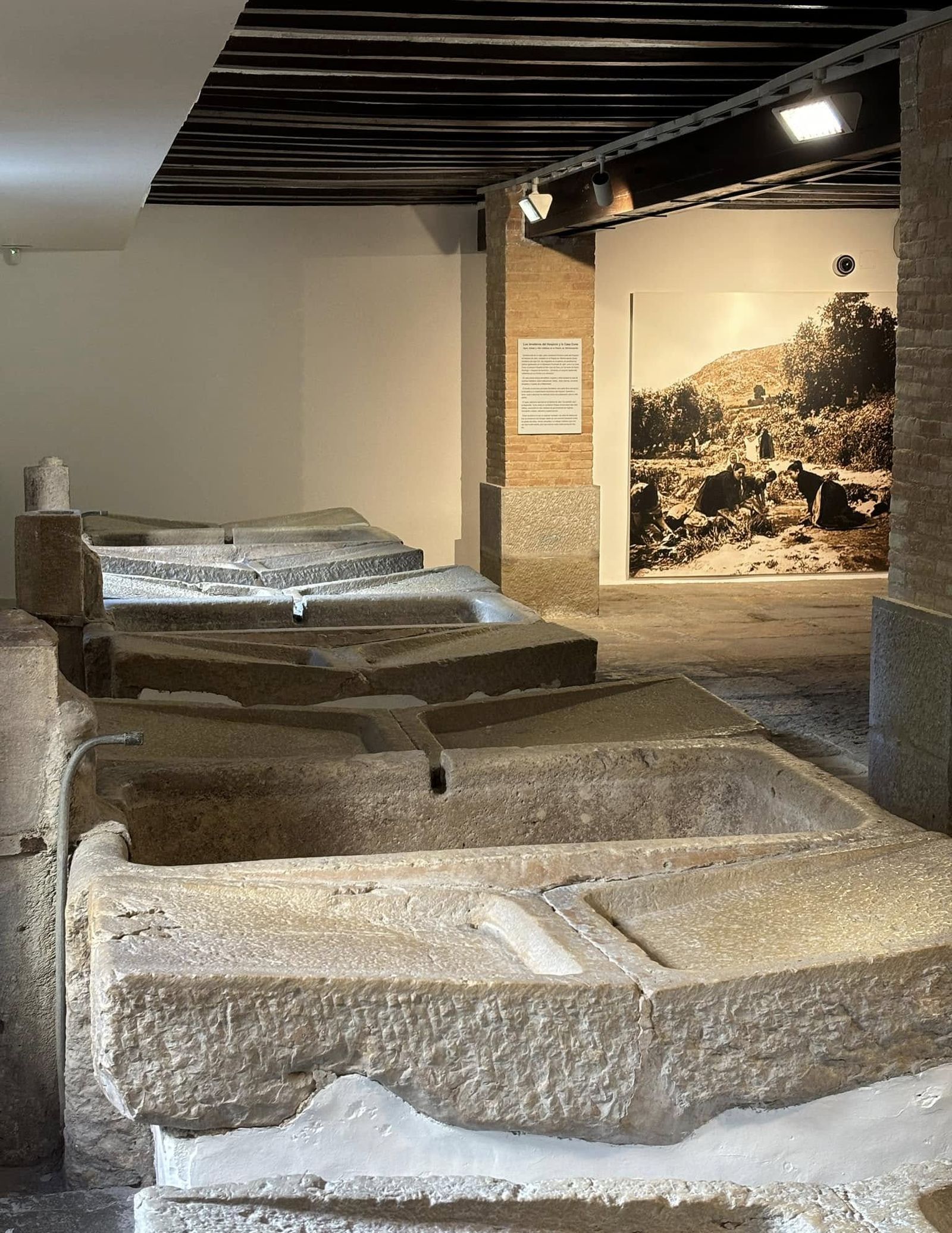 Vista general de los lavaderos históricos del Palacio de Villardompardo, un espacio auténtico donde mujeres y niñas lavaban la ropa de la Casa Cuna, el hospicio y otras instituciones asistenciales de Jaén.