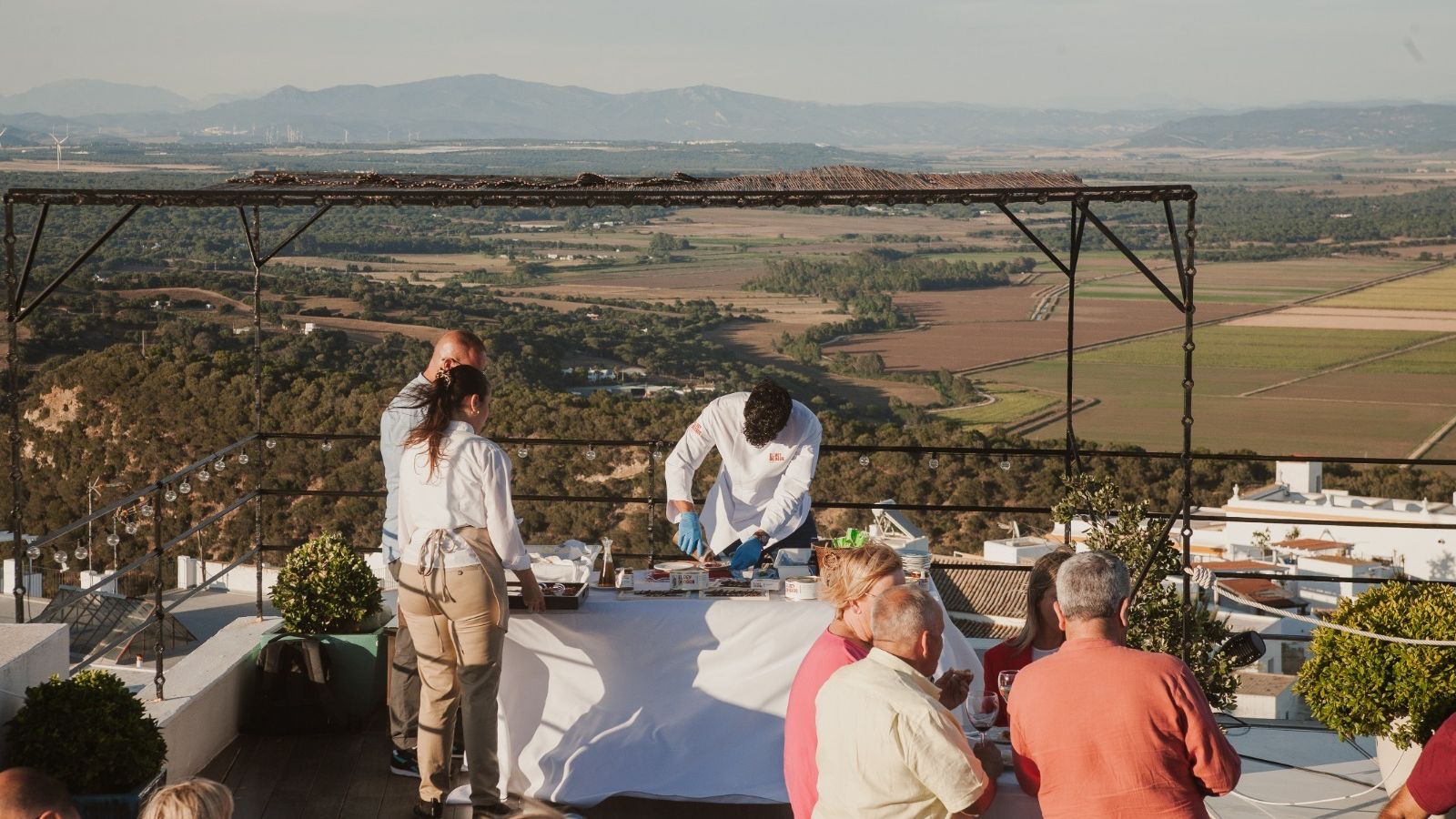 El personal prepara los platos.
