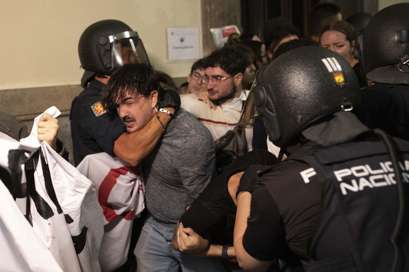Altercados en la conferencia de Macarena Olona en Granada