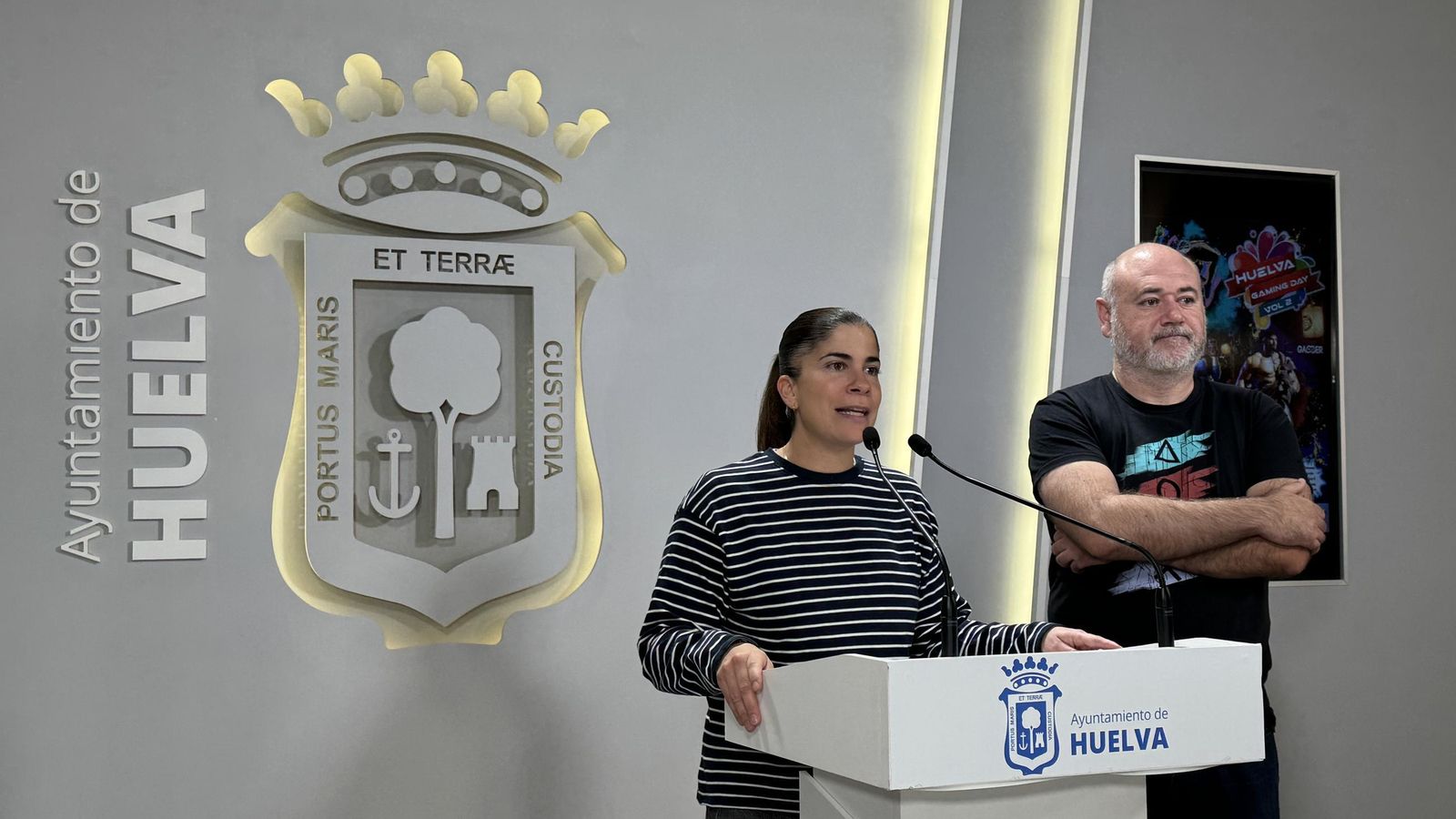 La concejala de Juventud y Deportes, María de la O Rubio y el técnico del Área de Juventud, Antonio Alés.