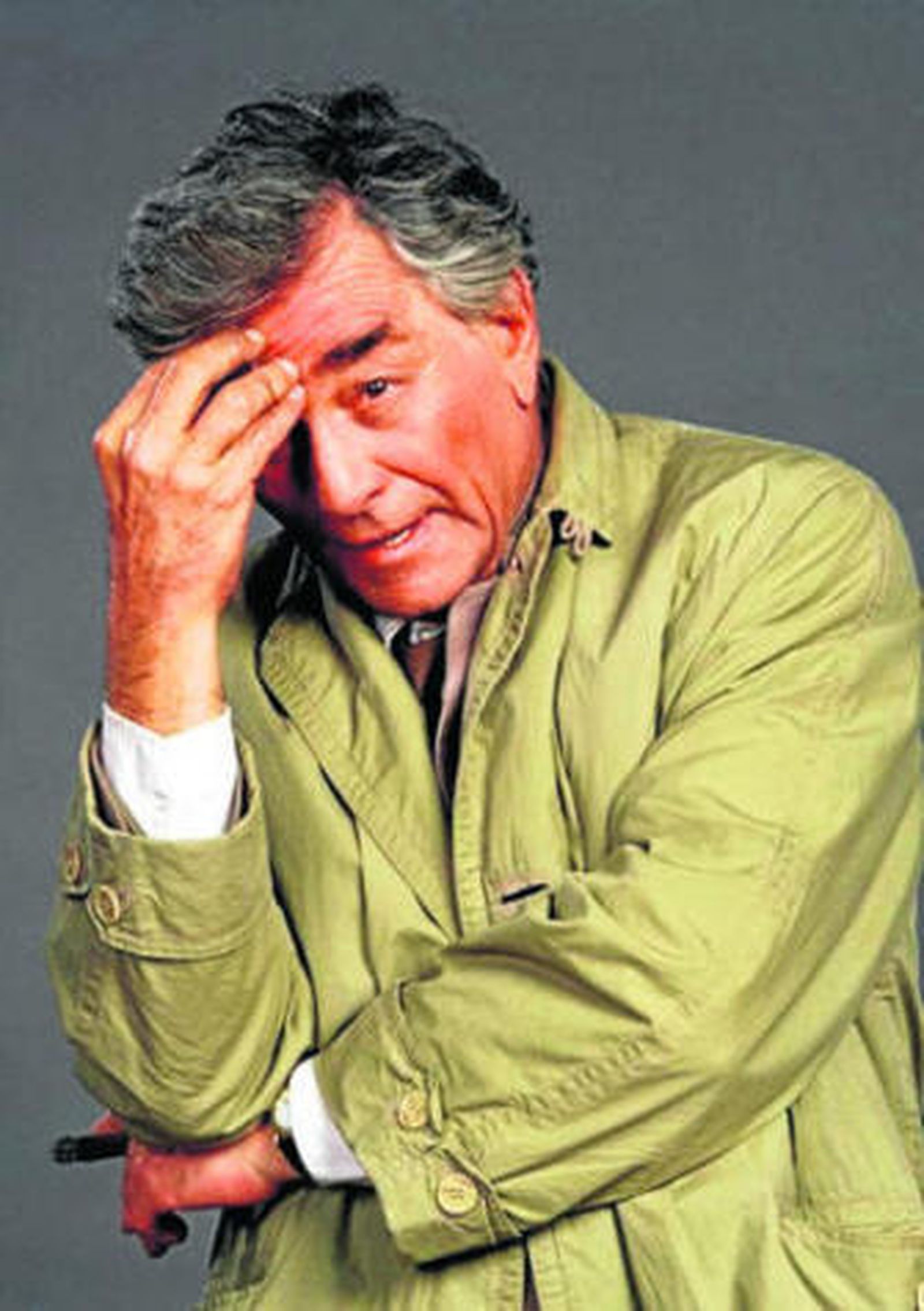 Peter Falk, caracterizado como su recordado personaje de Colombo.