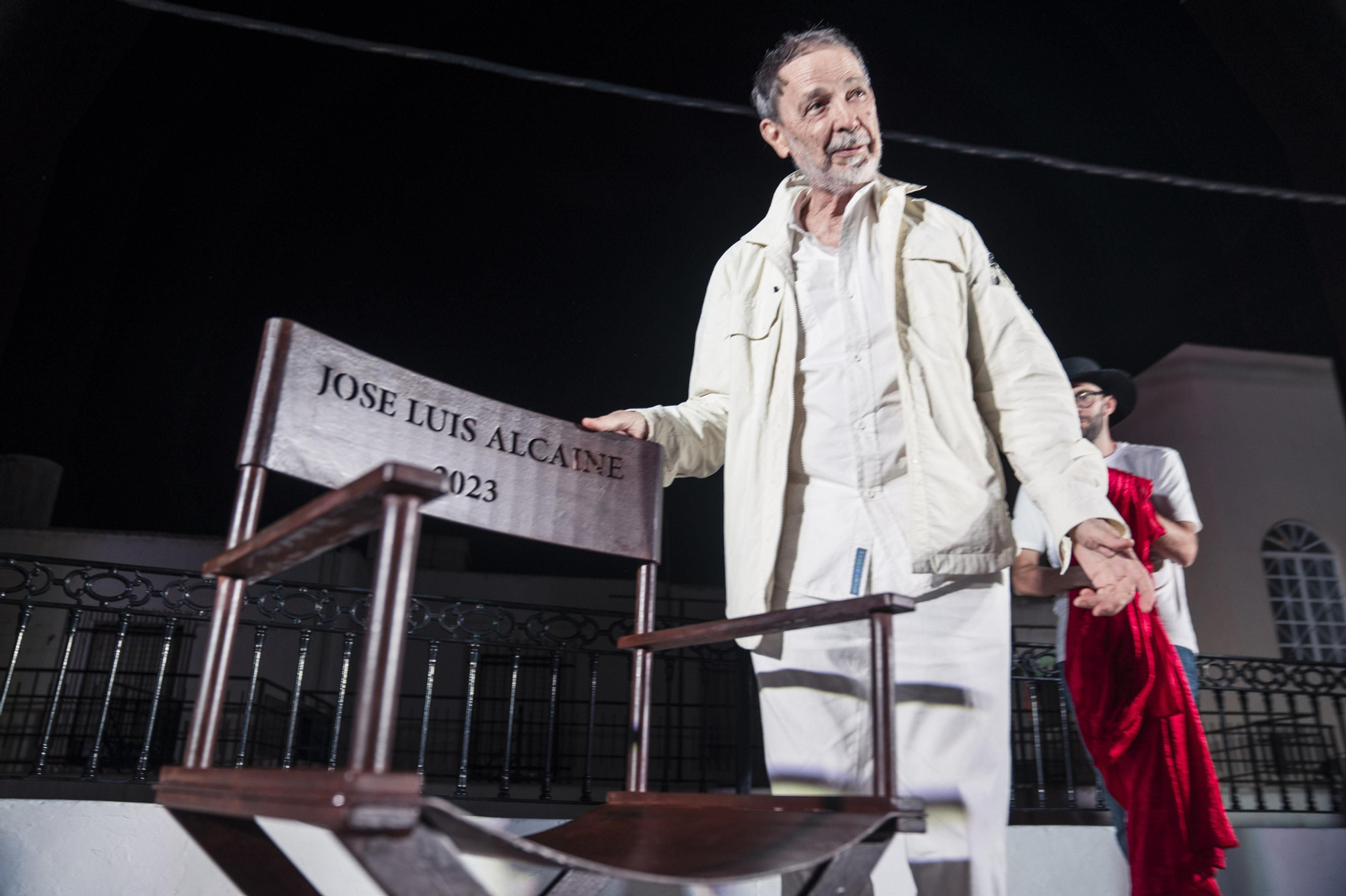 José Luis Alcaine junto a su silla en el Paseo de Cine de Tabernas.