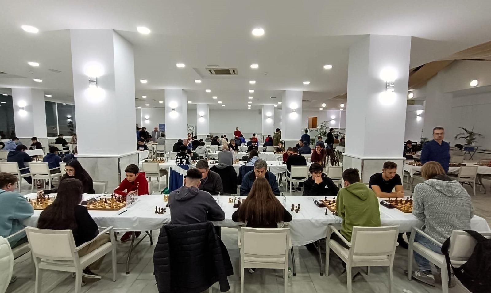 Los jugadores, en plena acción en esta XXXV edición del Roquetas Chess Festival.