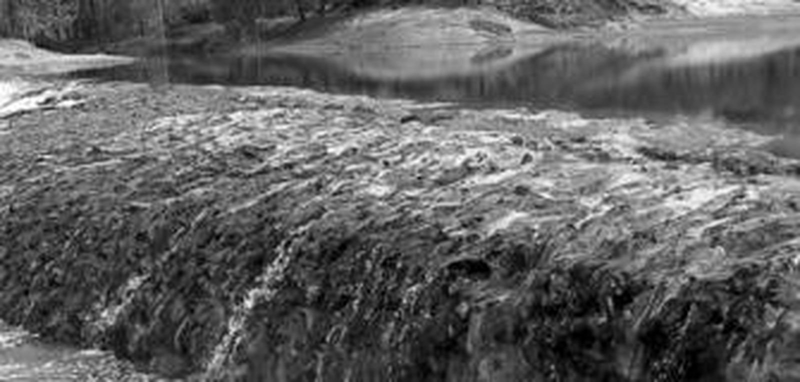 Las tonalidades que alcanza el río Tinto tienen similitudes con cuadros de clásicos como Van Gogh. Cauce a la altura de Puente Gadea.
